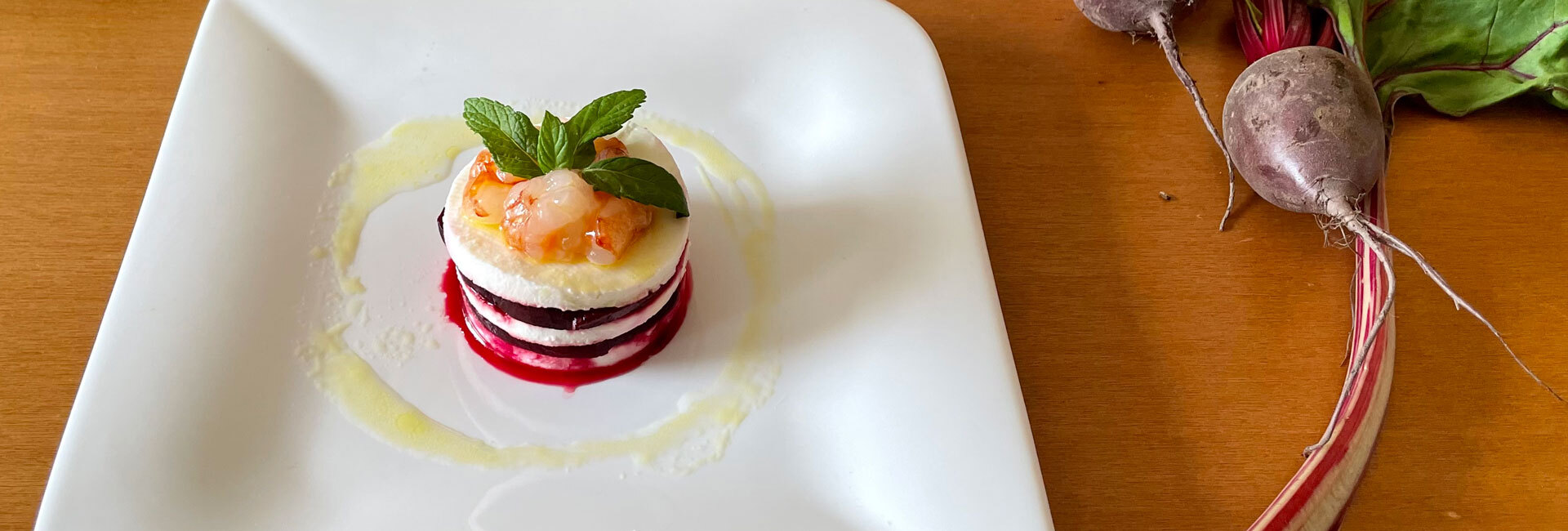 Millefoglie di primo sale e barbabietole rosse con tartare di gambero al  profumo di menta