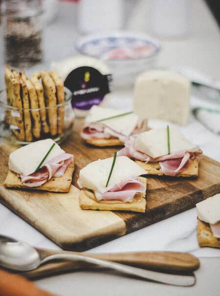 Tagliere di formaggi con frutta e cracker